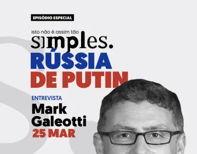 Retrato a preto e branco de Mark Galeotti, especialista em política russa, sobre um fundo cinzento claro e com o texto "Russia de Putin não é assim tão simples" a azul e vermelho.