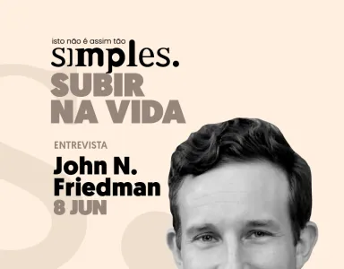 Retrato a preto e branco de John N. Firedman, sobre um fundo bege, com o texto "Subir na vida não é assim tão simples".