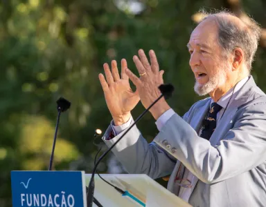 Em Lisboa, Jared Diamond fala atrás de um púlpito com a inscrição "Fundação Francisco Manuel dos Santos". 