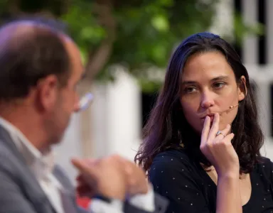 Pia Mancini a ouvir Daniel Innerarity durante o encontro da Fundação, em Lisboa