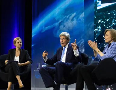 Duas mulheres, uma mulher delas Sylvia Earl, e um homem (John Kerry) sentados, a falar. Ao fundo, uma imagem do planeta.