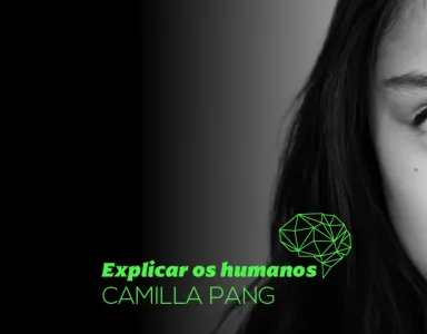 Retrato a preto e branco de Camilla Pang sobre um fundo escuro com o texto "Explicar os humanos".