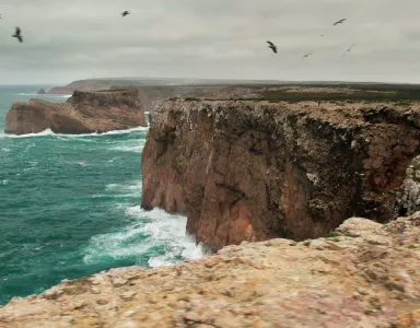 Imagem da costa portuguesa num dia de tempestade