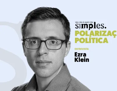 Retrato de Ezra Klein com o texto "POLARIZAÇÃO POLÍTICA" e "ENTREVISTA" em destaque.