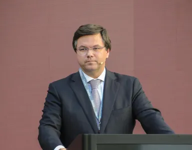 Gonçalo Saraiva Matias, de fato, a discursar num púlpito. Fundo rosa claro.
