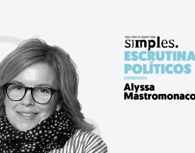 Retrato de Alyssa Mastromonaco, num fundo claro, com o texto «Escrutinar políticos não é assim tão simples».