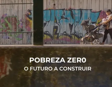 Uma mulher a empurrar um carrinho de gémeos e com um bebé ao colo. Texto "Pobreza Zero, O Futuro a Construir".