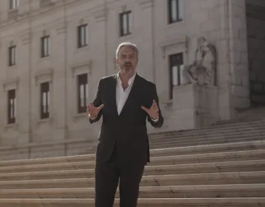 O jornalista Carlos Daniel a descer a escadaria da Assembleia da República.