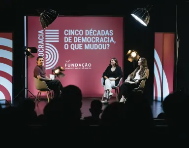 Imagem do debate «E Depois da Revolução: Democracia e Igualdade de Género», com Guilherme Geirinhas, Maria Castello Branco e Mariana Esteves