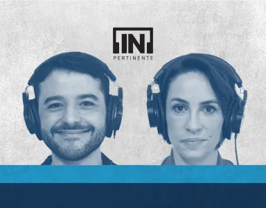 Imagem de duas pessoas com auscultadores, logo "[IN]PERTINENTE" acima.