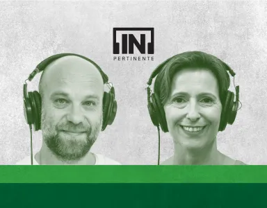 Hugo van der Ding e a psicóloga Ana Moniz a usar auscultadores, sorrientes, lado a lado. Ao centro o texto "[IN]Pertinente".
