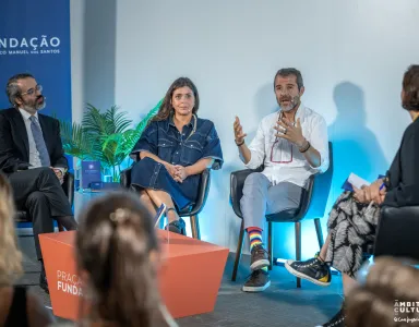 Quatro pessoas a ddebater durante uma apresentação de um livro. Texto "FUNDAÇÃO FRANCISCO MANUEL DOS SANTOS".