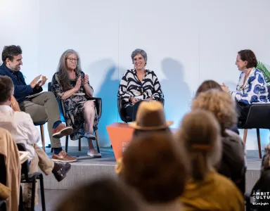 O sociólogo Nuno Dias, Maria dos Anjos Catapirra, a jornalista Filipa Melo e a socióloga Ana Paula Gil a bater palmas, em palco.