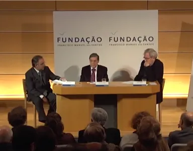 Vasco Graça Moura, António Barreto e António Araújo sentados, em palco. Atrás, um painel com o logotipo da Fundação.
