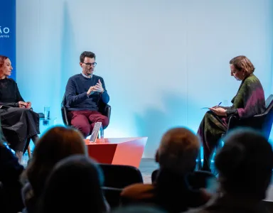 Debate com três pessoas em palco, durante a apresentação de um livro da Fundação.