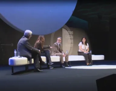 O politólogo Andrew Chadwick sentado num sofá branco, à conversa com duas senhoras e um homem. Fundo escuro, com o logotipo da Fundação.