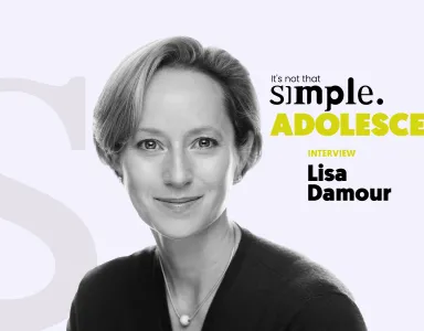 Retrato a preto e branco de Lisa Damour sobre um fundo rosa claro, com o texto "It's not that simple. Adolescence interview".