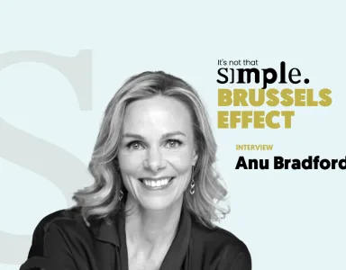 Retrato a preto e branco da professora de Direito Anu Bradford, sobre um fundo azul, com o título: "It's not that simple. Brussels Effect. INTERVIEW".