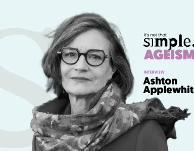 Retrato a preto e branco de Ashton Applewhite, sobre um fundo azul claro, com o texto "It's not that simple. Ageism. Interview."