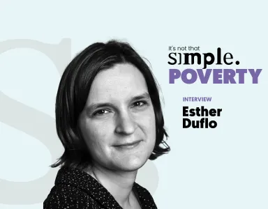 Retrato a preto e branco de Esther Duflo, prémio nobel de Economia, sobre um fundo azul claro e com o texto: "It's not that simple. Poverty. Interview Esther Duflo".