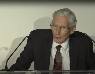 Martin Rees a falar em cima de um púlpito em Lisboa.