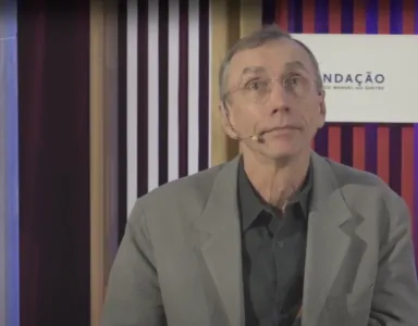 Svante Pääbo a discursar num evento da Fundação. Ao fundo, o logotipo da Fundação.