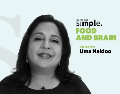 Retrato a preto e branco da psiquiatra nutricional Uma Naidoo sobre um fundo azul claro. Texto: "It's not that simple. Food and Brain. Interview".