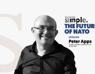 Retrato a preto e branco de Peter Apps, comentador de política internacional na Reuters, sobre um fundo cinzento, com o texto "It's not that simple. The future of NATO.".