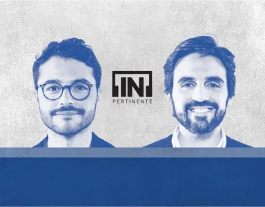 Dois homens sorridentes num fundo azul, com o texto "INPERTINENTE" ao centro.