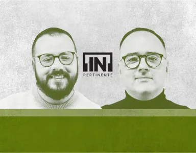 Dois homens a sorrir, com o logótipo "[IN]PERTINENTE" entre eles num fundo verde.