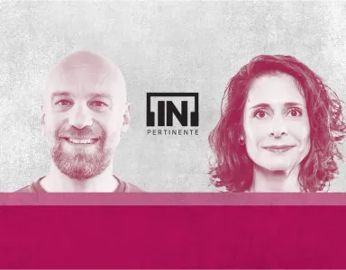 Imagem com duas pessoas sorridentes. Logo "[IN]PERTINENTE" no centro. Fundo rosa e cinza.