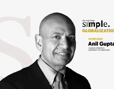 Retrato a preto e branco de Anil Gupta, sobre um fundo cinzento, com o texto: "It's not that simple. GLOBALIZATION". Entrevista".