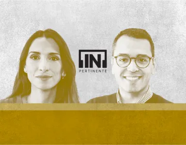 Imagem de duas pessoas, com o texto "[IN]PERTINENTE" ao centro. Fundo amarelo e cinza.