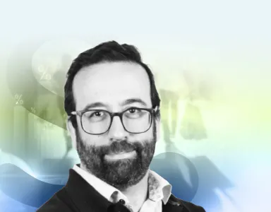 Retrato de homem de óculos com fundo abstrato e gráficos.