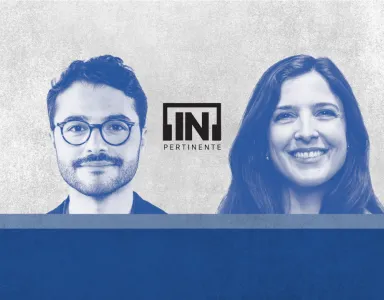 Dois rostos sorridentes com o texto "[IN]PERTINENTE" ao centro, sobre fundo azul e cinza.