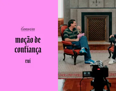 Guilherme Geirinhas sentado ao lado de Rui Rocha enquanto conversam. Texto "moção de confiança" â esquerda.