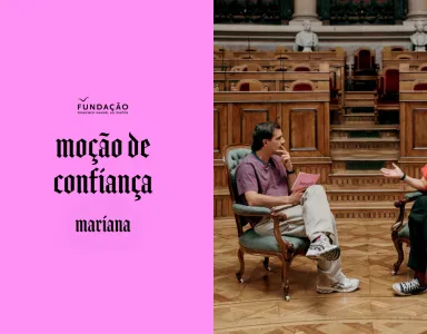 Guilherme Geirinhas sentado com Mariana Mortágua, na assembleia da república. Texto "moção de confiança".