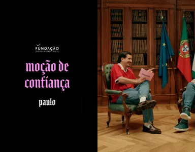 Guilherme Geirinhas sentado ao lado Paulo Raimundo. Texto "Moção de Confiança".
