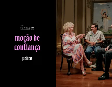 Guilherme Geirinhas, Lili Caneças e Pedro Nuno Santos sentados a conversar. Texto: "Moção de Confiança".