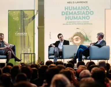 Evento com painel de discussão, "Humano, Demasiado Humano", com três participantes.