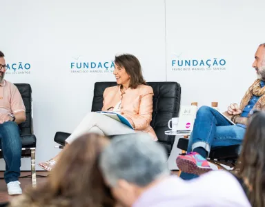 Três pessoas sentadas em cadeiras, debatem num evento da Fundação Francisco Manuel dos Santos.