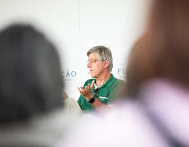Imagem de Arlindo Oliveira durante a Praça da Fundação «IA Generativa: máquinas pensantes são promessa ou ameaça?»