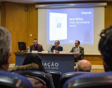 Três palestrantes sentados numa mesa, com o texto "QUE ÉTICA PARA OS NOSSOS DIAS" ao fundo.