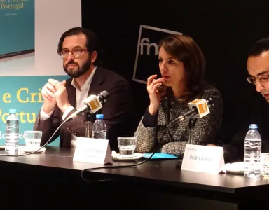 Três pessoas sentadas numa mesa na apresentação do livro "Crise e Crises em Portugal".
