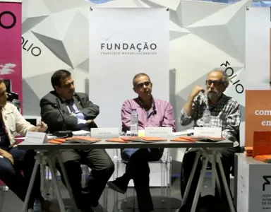 Mesa redonda no evento FOLIO, com participantes a debater "Pessoas com deficiência em Portugal".