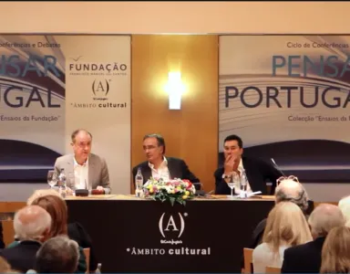 Um painel com três oradores Num evento intitulado "PENSAR PORTUGAL".