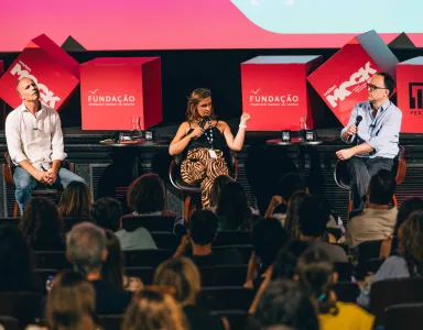 Imagem de Ricardo Araújo Pereira, Mariana Cabral e João Pereira Coutinho durante a sessão «Olha aí que isso alieja» no Worten Mock Fest