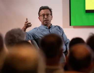 Imagem de José Carlos Mota, autor do ensaio «A Participação Cívica em Portugal», durante a apresentação do livro