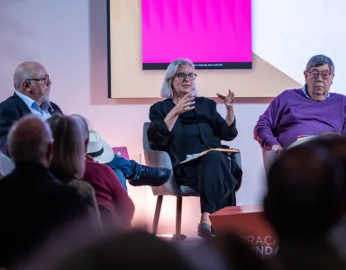 Imagem de Fernando Correia de Oliveira, Luísa Lima e Carlos Fiolhais durante a Praça da Fundação «Portugal, a medida do tempo»