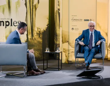 Imagem do jornalista Pedro Pinto e do biólogo Alfonso Martínez Arias durante a entrevista «Genética não é assim tão simples»